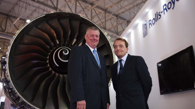 Silnik Rolls-Royce Trent 900 napędza program szkoleniowy inżynierów Emirates technologie, transport - DUBAJ, ZEA, 18 listopada 2015 r. – Podczas tegorocznych targów Dubai Airshow Rolls-Royce podarował zespołowi inżynierów Emirates silnik Rolls-Royce Trent 900. Dzięki temu już niecały rok przed zamontowaniem tego typu silników w 50 samolotach A380 Emirates, praktykanci i pracownicy zespołu Emirates Engineering mają okazję do przetestowania ich działania. Ich dostawa związana jest z historyczną, wartą 9,2 mld USD, umową, która została podpisana w tym roku.  