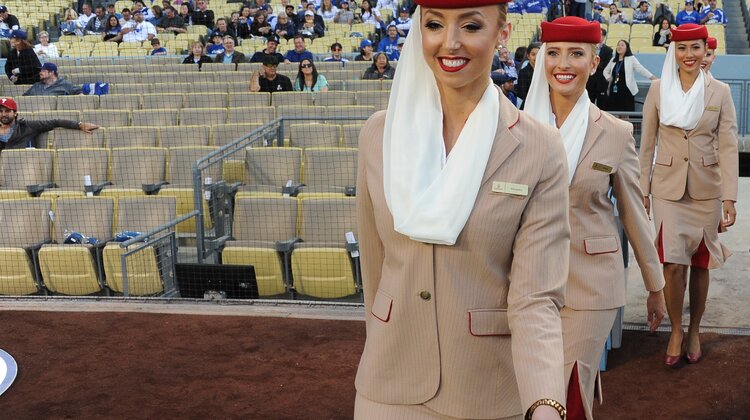 Emirates rozgrzewają fanów Los Angeles Dodgers sport, internet - Załoga pokładowa Emirates oraz legendarny zawodnik Los Angeles Dodgers - Orel Herscheiser - zachęcili fanów do żywiołowego kibicowania dzięki specjalnie przygotowanemu układowi choreograficznemu, który można zobaczyć