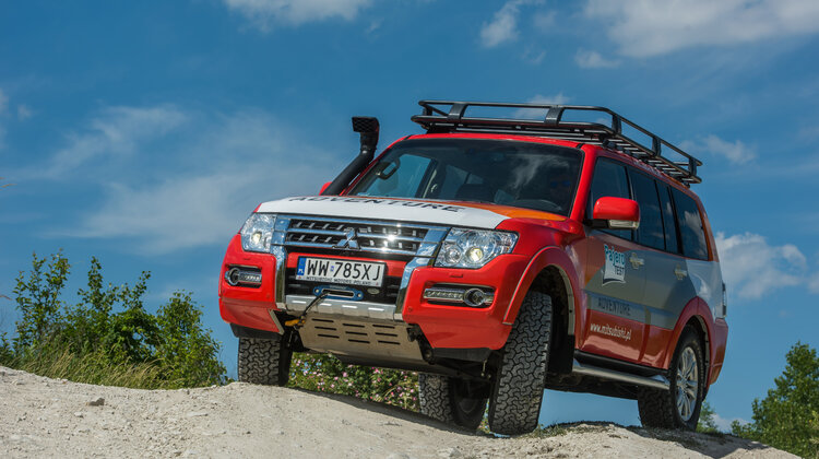 Nieznane oblicza Japonii wydarzenia, kultura/sztuka/rozrywka - Znana ze swoich japońskich korzeni i inżynierskiej precyzji firma Mitsubishi Motors, po raz kolejny wspiera działania Ambasady Japonii, która organizuje w Warszawie przegląd filmów nowego kina japońskiego, pt. „Nieznane oblicza Japonii”. Impreza jest dla miłośników Kraju Kwitnącej Wiśni niepowtarzalną okazją, do zobaczenia nieprezentowanych dotąd w Polsce produkcji, wyselekcjonowanych przez Fundację Japońską. Firma Mitsubishi Motors w dniu rozpoczęcia przeglądu zademonstruje swój najbardziej znany model, który zasłynął jako 12-krotny zwycięzca rajdu Dakar – Mitsubishi Pajero w specjalnej odsłonie Adventure.