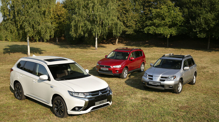 Mitsubishi Outlander przekracza granice od 15 lat! transport, ekonomia/biznes/finanse - Rodzina Mitsubishi Outlandera - znana dziś głównie za sprawą popularnego wariantu PHEV, będącego najlepiej sprzedającą się hybrydą typu plug-in na świecie - ma za sobą 15-letnią historię sukcesu, której zwieńczeniem są znakomite wyniki sprzedaży: trzy kolejne generacje tego modelu sprzedały się na większości rynków całego świata w liczbie ponad 1 500 000 egzemplarzy