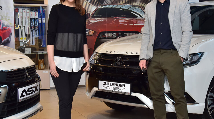 Maciej Stuhr i Anna Cieślak w nowych modelach Mitsubishi media/marketing/reklama, transport - Znakomici aktorzy – Anna Cieślak i Maciej Stuhr, którzy od roku pełnią role ambasadorów marki Mitsubishi Motors w Polsce, odebrali dziś w salonie Mitcar kluczyki do nowych modeli Mitsubishi ASX 2017 i Outlander PHEV 2017. Aktorzy podsumowali także pierwszy, obfitujący w przygody, rok współpracy z marką spod znaku Trzech Diamentów i ujawnili plany związane ze współpracą z firmą w bieżącym roku.