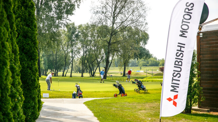 Mitsubishi wspiera prestiżowy turniej golfowy wydarzenia, sport - Budując i wzmacniając swój wizerunek prestiżowej marki, eksperta w kwestii napędów 4x4 i pioniera nowych technologii, Mitsubishi Motors w Polsce już trzeci rok z rzędu zostaje sponsorem znanego turnieju golfowego Deutsche Bank Polish Masters. Na uczestników dziesięciu tegorocznych eliminacji turnieju czeka gama samochodów testowych Mitsubishi a wśród nich  zmodernizowany hybrydowy SUV z elektrycznym napędem 4x4 - Outlander PHEV 2017, Mitsubishi Outlander 2017 lub terenowe Mitsubishi L200 oraz Pajero.