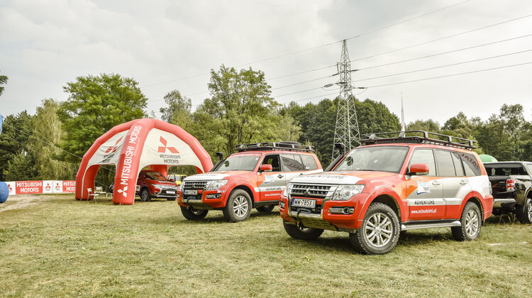 Już niebawem II Zlot Mitsubishi! wydarzenia, transport - Wyczekiwany z niecierpliwością II Zlot Mitsubishi odbędzie się już w ostatni weekend maja – 26-28.05.2017 r. Właściciele samochodów spod znaku Trzech Diamentów tym razem mają okazję, by spotkać się w malowniczej Jurze Krakowsko- Częstochowskiej – trasy zlotu poprowadzą uczestników wśród lasów i licznych atrakcji turystycznych tego regionu.