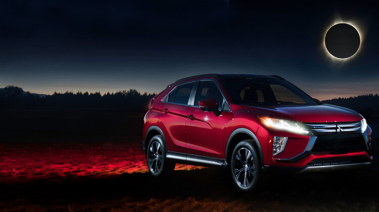 Mitsubishi zaprezentowało Eclipse Cross w cieniu całkowitego zaćmienia słońca nowe produkty/usługi, wydarzenia - Mieszkańcy Ameryki Północnej mogli wczoraj na żywo uczestniczyć w tak niezwykłym wydarzeniu, jak całkowite zaćmienie Słońca. To niezapomniane zjawisko można było obserwować na całym obszarze USA po raz pierwszy od 99 lat. Dzięki koncernowi Mitsubishi Motors, który prowadził transmisję na żywo i był wyłącznym sponsorem programu "Wielkie Amerykańskie Zaćmienie” w kanale ABC News Amerykanie mieli okazję zobaczyć zaćmienie na tzw. „Ścieżce Zaćmienia” („Path of Totality”) na terenie Stanów Zjednoczonych. Nawiązując do faktu, że „Eclipse” po angielsku oznacza „zaćmienie” firma Mitsubishi Motors zaprezentowała przy tej okazji swój nowy model Eclipse Cross. 