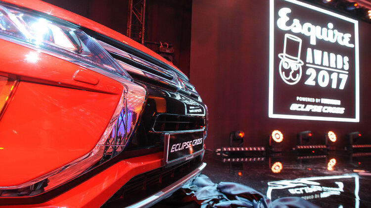 Polska premiera Mitsubishi Eclipse Cross na gali rozdania nagród Esquire wydarzenia, transport - Zupełnie nowy model Mitsubishi Eclipse Cross został oficjalnie zaprezentowany podczas uroczystej gali rozdania nagród magazynu Esquire. Uroczystość, która była polską, oficjalną premierą nowego SUV-a coupe spod znaku Trzech Diamentów, zgromadziła znakomite grono znanych polskich aktorów, sportowców i dziennikarzy, wśród których nie zabrakło Anny Cieślak i Macieja Stuhra - ambasadorów marki Mitsubishi w Polsce.