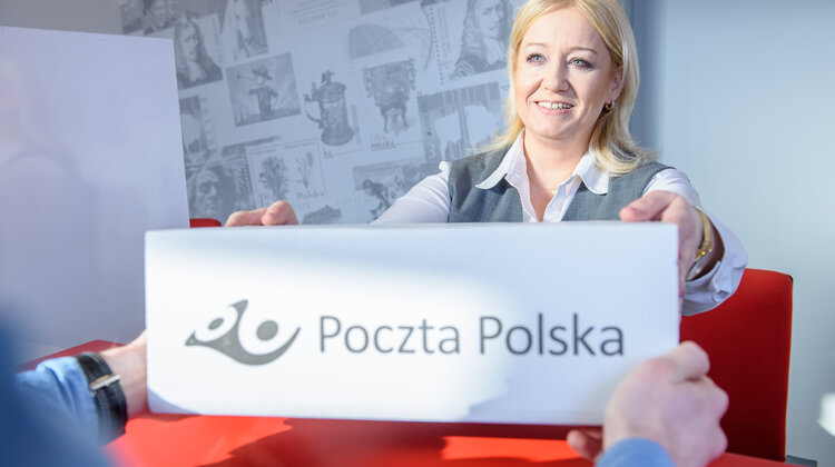 Poczta Polska ze specjalną ofertą dla cudzoziemców nowe produkty/usługi, transport - Poczta Polska oferuje usługi obywatelom Ukrainy, którzy stanowią największą grupę cudzoziemców  przebywających w Polsce. W placówkach pocztowych można nadać Paczkę UKRAINA PLUS oraz szybkie przekazy pieniężne poza granice Polski.