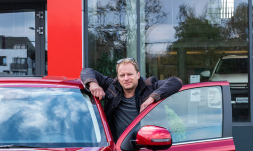 Maciej Stuhr w przyjaźni z Mitsubishi Outlanderem 2019