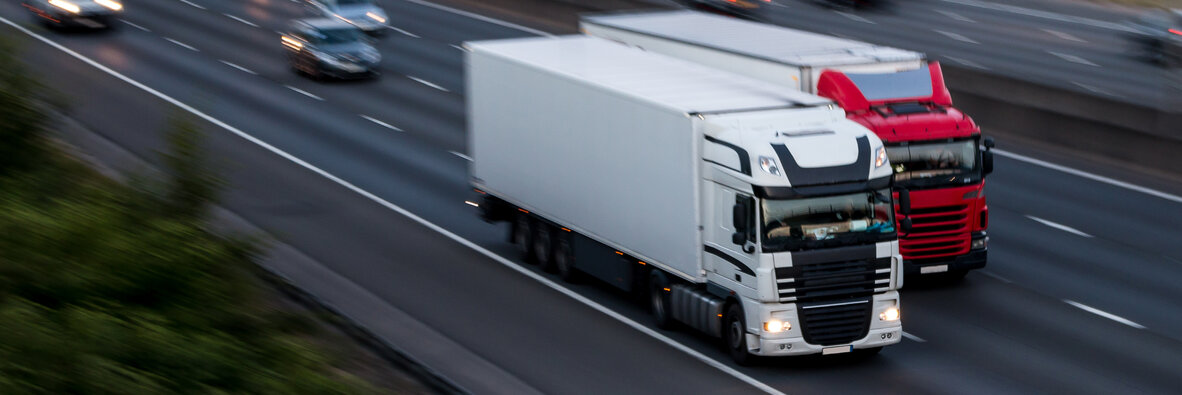 Są obawy o przyszłość transportu. Zbadaliśmy nastroje polskich przewoźników drogowych. , - Przedstawiciele polskiej branży transportowej nie mają wątpliwości, że czeka ich trudny czas. Dla wielu z nich to być albo nie być funkcjonowania ich biznesu. Jakie widzą wyzwania? W najnowszym badaniu Ogólnopolskiego Centrum Rozliczania Kierowców (OCRK) aż połowa firm wskazała na brak wykwalifikowanej kadry pracowników. Na drugim miejscu znalazły się skomplikowane regulacje i przepisy w ustawodawstwie - rodzimym i zagranicznym. Na podium jest też pakiet mobilności, czyli temat, który od wielu miesięcy podgrzewa europejską scenę polityczną, a także polski rynek transportu drogowego.