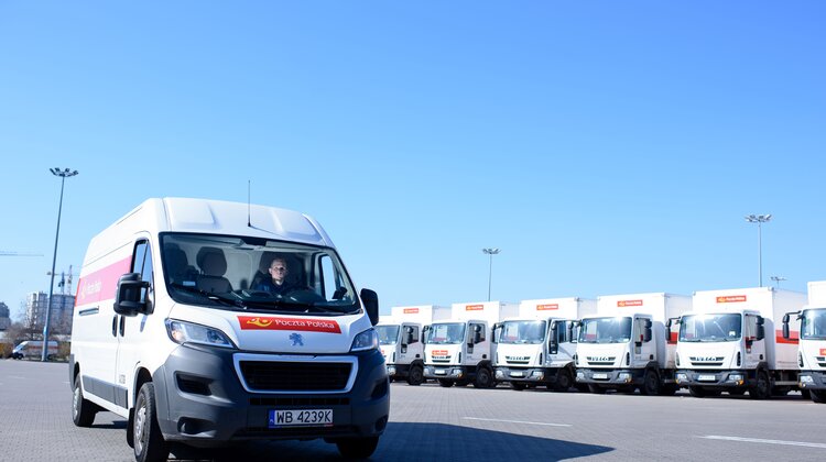 Poczta Polska rozwija flotę pojazdów i nowoczesne usługi logistyczne transport, transport - Wymiana starego taboru oraz zakup nowoczesnych aut, w tym napędzanych prądem elektrycznym – to tylko niektóre założenia wdrażanego przez Pocztę Polską projektu związanego z budową Nowej Architektury Logistycznej. Usprawnianie usług związanych z rozwojem eCommerce to odpowiedź narodowego operatora na zmiany zachodzące na rynku.