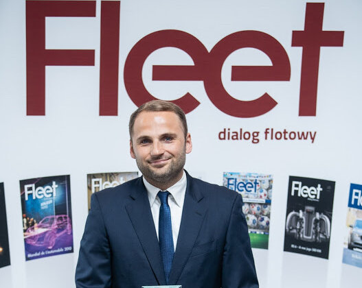 Daniel Trzaskowski Osobowością Flotową 2019 wydarzenia, transport - Daniel Trzaskowski, Dyrektor Zarządzający Biznesu Flotowego Volkswagen Leasing, został Osobowością Flotową 2019 w Plebiscycie Fleet Derby, zorganizowanym już po raz ósmy przez redakcję miesięcznika Fleet. Zwycięzcy plebiscytu otrzymali statuetki podczas Gali Nagród 18 czerwca br.