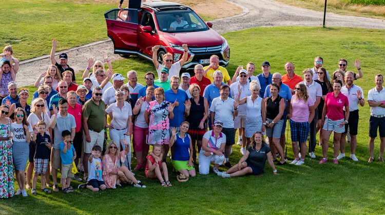 Gwiazdy na Mitsubishi Golf Championship wydarzenia, zainteresowania/hobby - W niedzielę zakończył się drugi turniej Mitsubishi Motors Golf Championship, który przyciągnął aż trzystu uczestników. W tym niezwykłym wydarzeniu uczestniczyli aktorzy i ambasadzorzy marki Mitsubishi W Polsce - Bartłomiej Topa i Anna Cieślak, a także modelka i influencerka Karolina Pisarek.