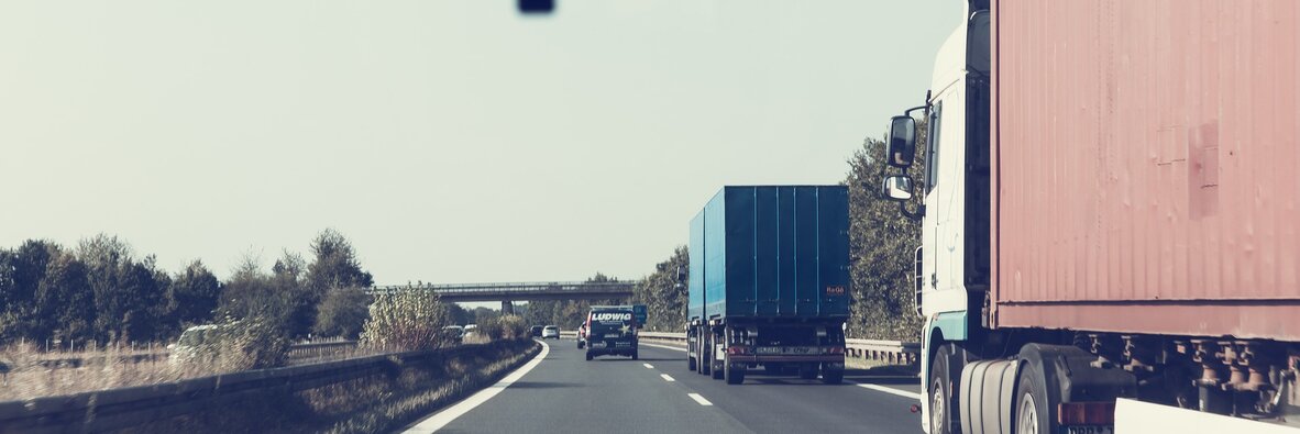 Transport się nie opłaca, czyli o tym, kto rządzi w branży TSL? , - Średnia ocena sytuacji finansowej przedsiębiorstwa wystawiona przez przedstawicieli branży transportowej to 3,3[1]. W pięciostopniowej skali ta trójka z plusem wypada dość słabo. Skoro Eurostat pokazuje, że w 2018 roku eksport w krajach Unii Europejskiej wzrósł o 4,7 proc., a import o 5,4 proc., popyt na międzynarodowy transport drogowy jest duży. Warto zwrócić uwagę, że w ostatnim czasie liczba rejestrowanych samochodów ciężarowych zwiększyła się o 8 proc. do 29,9 tys. sztuk, a ilość przewiezionych towarów liczonych w tonach wzrosła o 18 proc[2]. Dane wskazują na dobrą kondycję polskich firm przewozowych. Okazuje się jednak, że mimo swojej pozycji, to nie przedsiębiorcy dyktują warunki na rynku. Sektorem TSL w Polsce i w Europie rządzi klient.