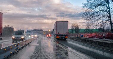 Jazda w załodze, czyli jak dojechać do Paryża na raz? , - Jak najkorzystniej wysłać transport w długą trasę, gdy dla odbiorcy liczy się jak najkrótszy czas dostarczenia towaru? W załodze kilkuosobowej. Według przepisów dwóch kierowców w ciągu jednego dnia może wykorzystać łącznie aż 20 godzin jazdy. Przy średniej prędkości 70 km/h mogą pokonać nawet 1400 kilometrów, czyli na przykład drogę ze Strzelec Opolskich do Paryża. To wygoda zarówno dla kierujących ciężarówką, jak i zleceniobiorców. Nadal jednak pojawiają się liczne wątpliwości dotyczące czasu pracy. Mateusz Włoch, ekspert Inelo, wyjaśnia, jak liczyć pierwszą godzinę i kiedy można przerwać jazdę w załodze. Sprawdź, jakie błędy są najczęściej popełniane w tak zwanej podwójnej obsadzie.