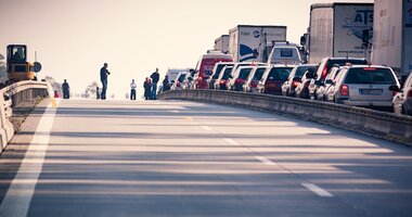 Polscy przedsiębiorcy wobec pandemii koronawirusa , - Światowa gospodarka mierzy się obecnie z tąpnięciem, którego nie było od czasu globalnego kryzysu finansowego w latach 2007-2009. Giełdy zanotowały największe spadki od dekady, a Organizacja Współpracy Gospodarczej i Rozwoju, OECD, obniżyła prognozowany wskaźnik wzrostu z 2,9 na 2,4 proc. w 2020 roku. Wszystko przez koronawirusa, który uderza w ekonomie niemal wszystkich krajów na świecie. Branżami najbardziej odczuwającymi kryzys są turystyka oraz przewóz pasażerski, który według ostatni danych Ministerstwa Rozwoju stracił ponad 90 proc. zamówień. W międzynarodowym transporcie rzeczy też nie jest łatwo, a polscy przewoźnicy mówią o przyszłości na razie bez paniki, ale bardzo ostrożnie.