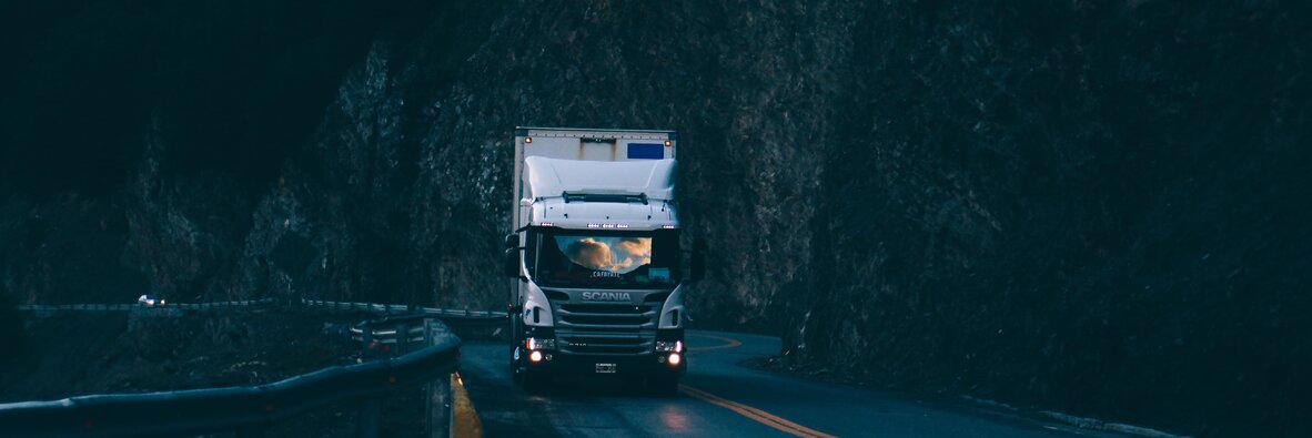 Koronawirus w transporcie. Polscy przewoźnicy podtrzymują europejską gospodarkę mimo wielu trudności , - Z danych INLEO, producenta systemu GBOX, monitorującego ruch blisko 30 tysięcy ciężarówek, wynika, że mimo wyzwań, jakie stawia przed przewoźnikami pandemia koronawirusa, nadal pokonujemy miliony kilometrów po drogach Europy. Przewozy krajowe utrzymują się niemal na tym samym poziomie co wcześniej. Blisko połowa polskich przewoźników deklaruje podobne obroty finansowe jak przed rozpoczęciem kryzysu. Przedsiębiorcy uważnie obserwują rynek – tym bardziej, że chińska gospodarka powoli wraca do gry, a największe fabryki międzynarodowych firm szykują się niebawem do wznowienia produkcji. Raport rynkowy Grupy INELO pokazuje, że rodzimi przewoźnicy sprawnie reagują na zmiany dyktowane przez poszczególne kraje Wspólnoty mimo trudności, jakie stawia przed nimi obecna sytuacja związana z koronawirusem. Są to między innymi znaczący spadek liczby zleceń oraz niższe stawki za frachty. Jednak eksperci zgodnie twierdzą, że transport drogowy podtrzymuje europejskie gospodarki tak, by biznes mógł nadal funkcjonować.