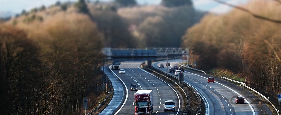 Telematyka transportu. Ratunek dla rentowności i „must have” dla bezpieczeństwa kierowców , - Pod wpływem doniesień o kolejnych obszarach objętych pandemią koronawirusa, sytuacja w transporcie międzynarodowym dynamicznie się zmienia. Niemalże codziennie spedytorzy dowiadują się o nowych regulacjach wprowadzanych przez państwa Wspólnoty Europejskiej, mających wpływ na pracę zawodowych kierowców. Analizując dane wygenerowane przez system telematyczny GBox[1], przygotowane przez Grupę INELO, możemy zaobserwować, że pomimo spolaryzowanych nastrojów przedsiębiorcy odnajdują się w nowych realiach. Ważnym wyzwaniem przed którym stają firmy jest utrzymanie rentowności na nieprzewidywalnym rynku przy jednoczesnym zapewnieniu bezpieczeństwa kierowców. Jak wykorzystać nowe technologie do utrzymania się na rynku? Podpowiadają eksperci INELO.