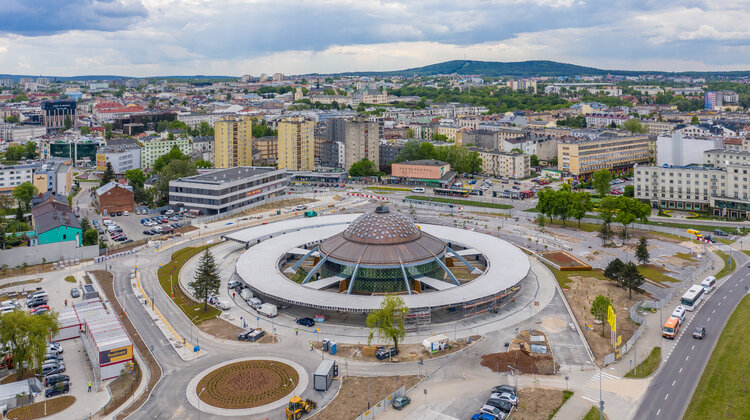 Centrum Komunikacyjne w Kielcach na finiszu budowy budownictwo/nieruchomości, transport - Budowa kieleckiego centrum komunikacyjnego jest zaawansowana już w ponad 90%. W tej chwili trwają prace wykończeniowe na wszystkich obiektach tworzących centrum.