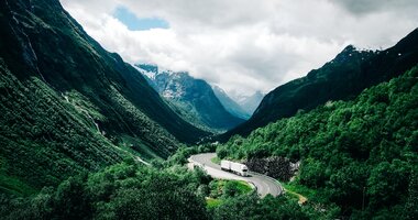 Brak kierowców i co dalej? Cyfryzacja zamiesza na rynku pracy w branży transportowej