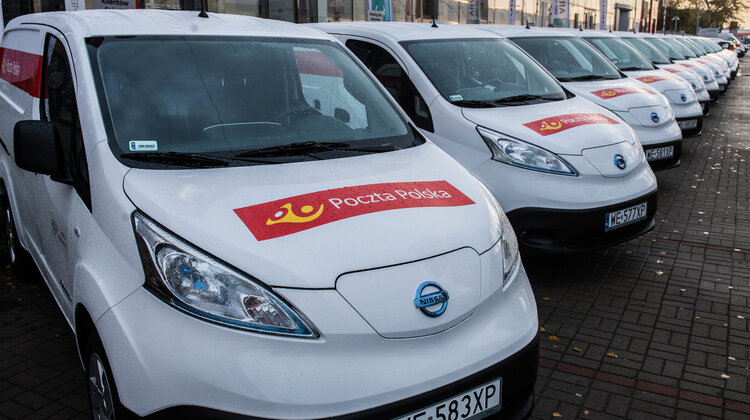 Pocztowe elektryki przejechały już 150 tys. km. transport, transport - Poczta Polska od listopada ubiegłego roku korzysta z 20 japońskich Nissanów e-NV200 w długoterminowym wynajmie wraz z serwisem. Auta można zobaczyć na ulicach Białegostoku, Bydgoszczy, Gdańska, Katowic, Krakowa, Lublina, Łodzi, Poznania, Szczecina, Warszawy oraz Wrocławia.