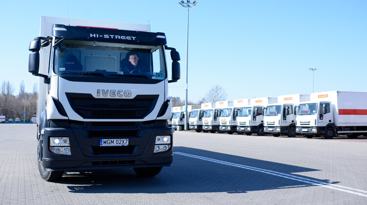 Poczta Polska: nasza flota z tysiącem nowych aut transport, ekonomia/biznes/finanse - Operator pocztowy leasinguje ponad tysiąc samochodów dostawczych. To efekt zawartych właśnie umów z ING Lease na samochody do 3,5 t marki Peugeot oraz z PKO Leasing S.A. na samochody o ładowności 8 t marki Iveco.