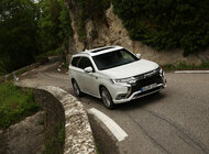 Mitsubishi Outlander PHEV i L200 zwycięzcami plebiscytu Fleet Awards 2020 przemysł ciężki, technologie - Mitsubishi Outlander PHEV – najpopularniejszy na świecie SUV PHEV z elektrycznym napędem na 4 koła oraz wielofunkcyjny pickup Mitsubishi L200 zwyciężyły w corocznym plebiscycie Fleet Awards Polska. O wygranej aż dwóch modeli Mitsubishi zdecydowało szerokie grono jury złożonego z prawie 1200 kierowników flot i osób decyzyjnych z sektora małych i średnich przedsiębiorstw przy wsparciu wyliczeń wartości rezydualnych. Innowacyjne Mitsubishi Outlander PHEV pokonało w kategorii aut hybrydowych aż 7 modeli a wśród nich znalazły się Ford Focus MHEV, Ford Mondeo Hybrid, Kia Ceed kombi PHEV, Kia Niro, Mercedes-Benz klasa A 250e i Toyota Corolla TS Kombi. Słynny pickup spod znaku Trzech Diamentów pobił w tej rywalizacji 2 modele nominowane do tytułu a były to Toyota Hilux i Ford Ranger.