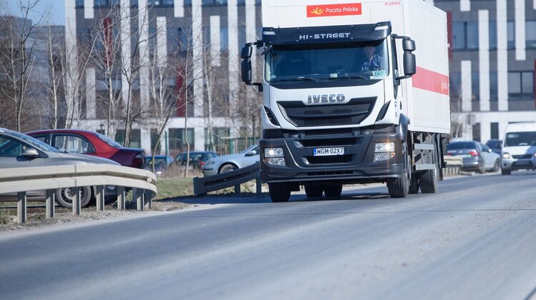 Poczta Polska w nowej branży z przesyłką paletową transport, transport - Poczta Polska pozyskała ważnego klienta – firmę Tobacco Trading International Poland (TTI), jednego z liderów rynku tytoniowego w Polsce. Poczta będzie wykonywała dla niej usługi logistyczne w ramach Krajowej Przesyłki Paletowej, która jest intensywnie rozwijana przez narodowego operatora pocztowego. 