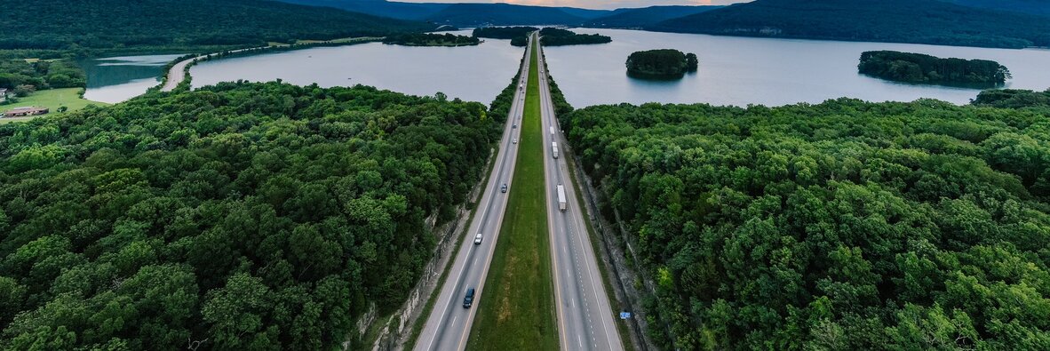 Nowy Jedwabny Szlak – nowy kierunek dla polskiego transportu? , - Transport na Wschód, poza granicę Unii Europejskiej, wiąże się z sporą liczbą przeszkód do pokonania. Formalnych, politycznych, infrastrukturalnych, na przejściach granicznych czy problemów dotyczących bezpieczeństwa. W Polsce nie brakuje jednak przewoźników, którzy podejmują się transportu towarów w tym kierunku. Liczba wydawanych zezwoleń na 2021 rok do Białorusi i Rosji wzrosła – odpowiednio do 205 i 220 tysięcy, a na Ukrainę została na takim samym poziomie – 160 tysięcy. Poprawa warunków do wykonywania transportu w tym regionie powinna mieć wpływ na popularyzację wśród polskich firm Nowego Jedwabnego Szlaku z Chin do Europy. Marta Staniszewska, ekspert GBox, Grupa INELO oraz Kamil Wolański, kierownik działu ekspertów OCRK, przedstawiają analizę szans i wyzwań stojących przed polskimi przewoźnikami, którzy mogą postawić na specjalizację w transporcie na Wschód.